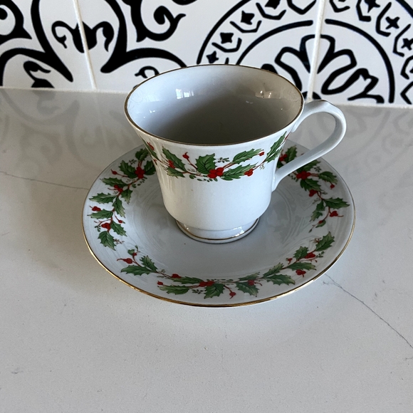 China Pearl Fine China Teacup and Saucer Set NOEL Christmas Holly Berry Holiday - Picture 1 of 9